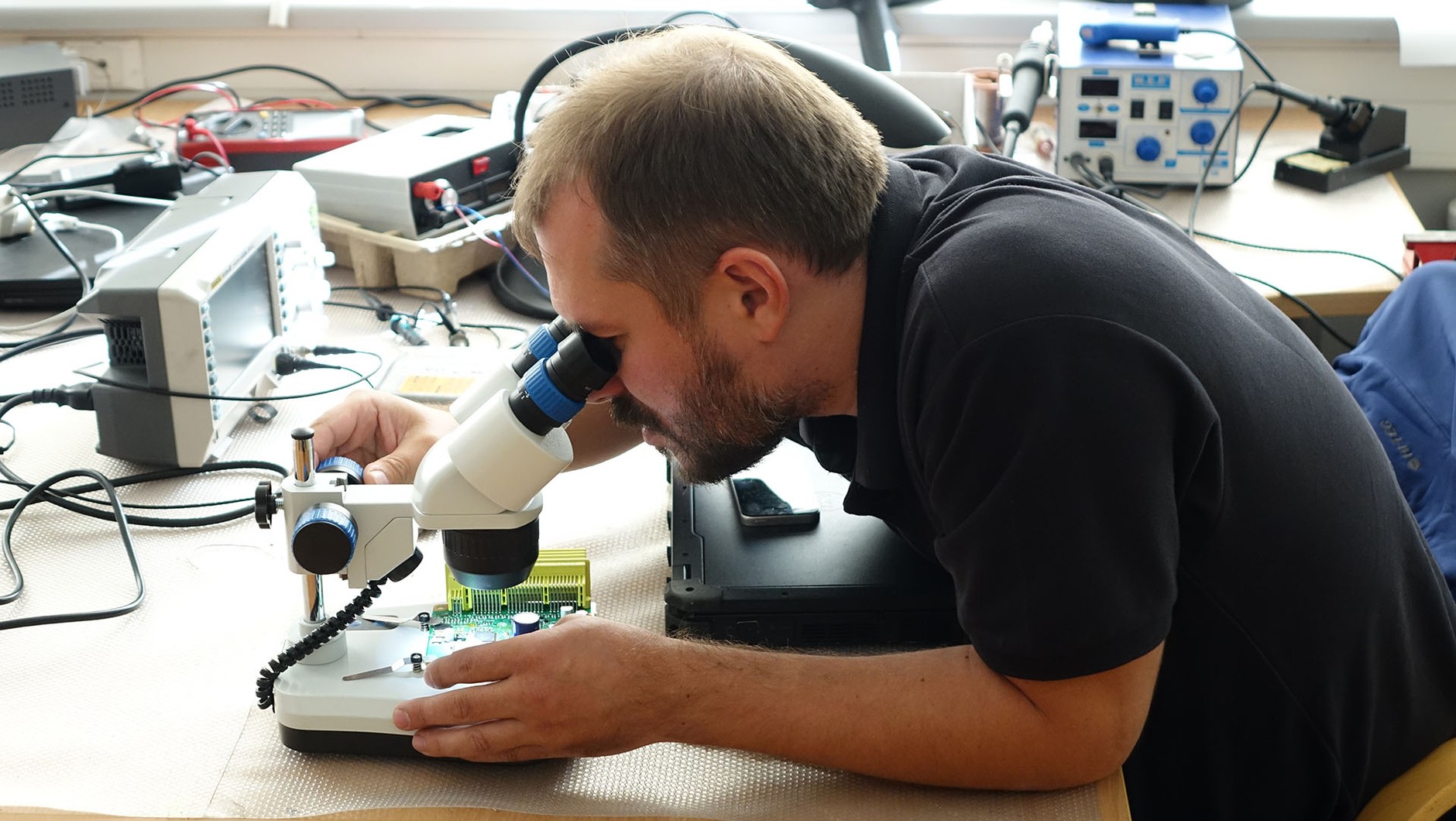 Niekiedy, żeby odczytać ukryte dane zapisane w sterowniku, trzeba wymontować moduł i zbadać go w warunkach laboratoryjnych. Przy okazji da się zwykle zweryfikować, czy ktoś wcześniej w sterowniku nie dłubał.