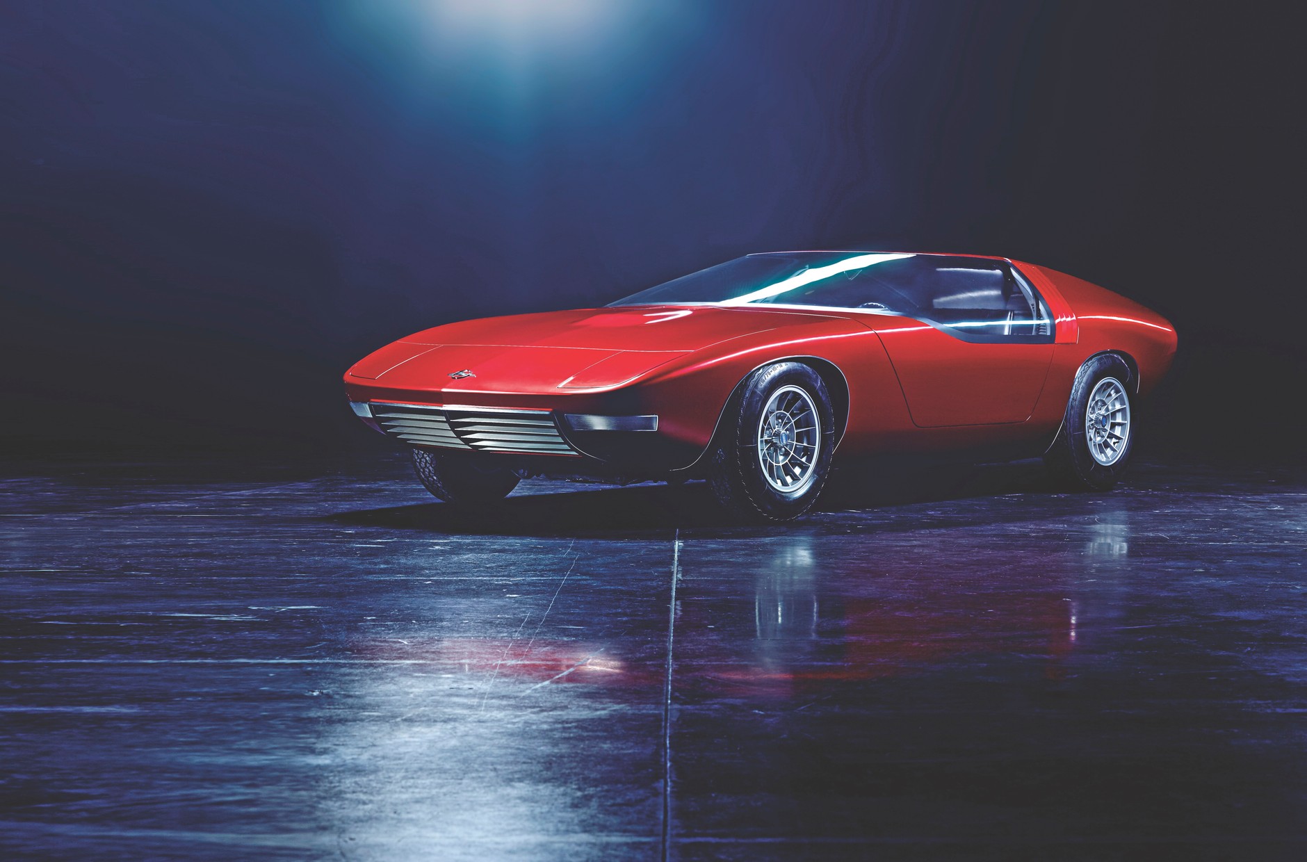 Diplomat CD. Tylko 1,11 m wysokości miało koncepcyjne CD z 1969 roku. Żeby można było wsiąść do środka, hydraulika musiała podnieść przednią szybę wraz z drzwiami