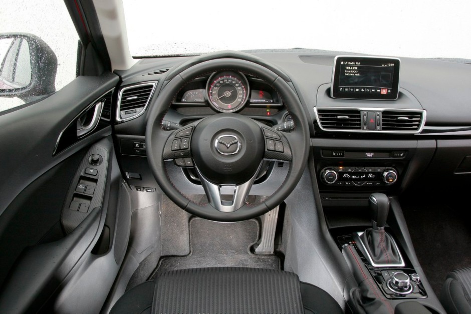 Nowa Mazda 3, kokpit