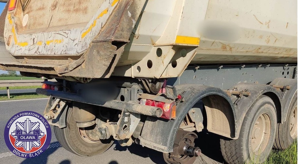 Kierowca był zdziwiony zatrzymaniem. Policjanci widzieli z daleka, że brakuje koła