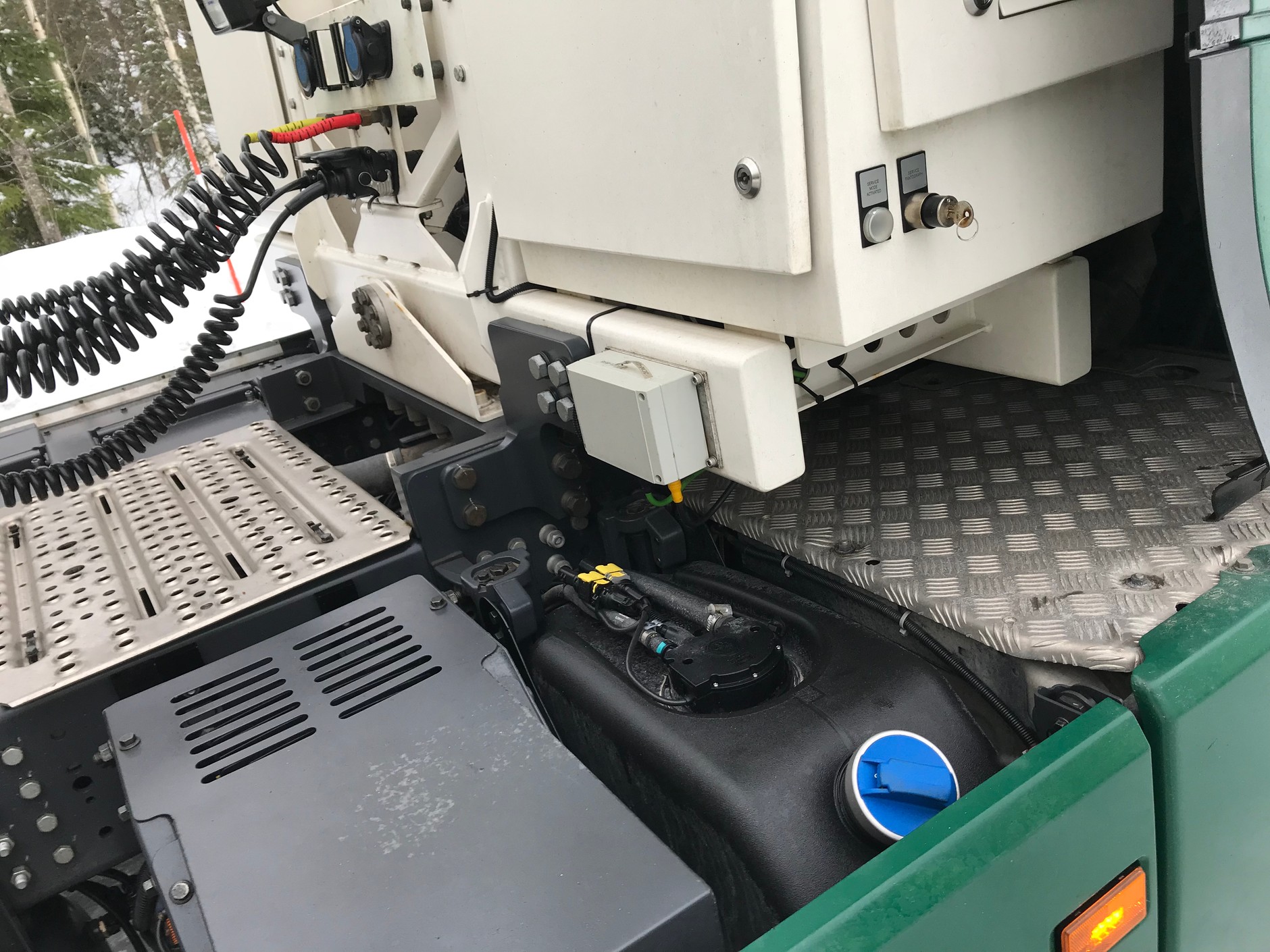 Hybrydowa Scania R450 na drodze E16 w Szwecji. Napęd to układ hybrydowy z 9 litrowym dieslem i dodatkiem AdBlue. W trakcie testów wykorzystywany jest biodiesel