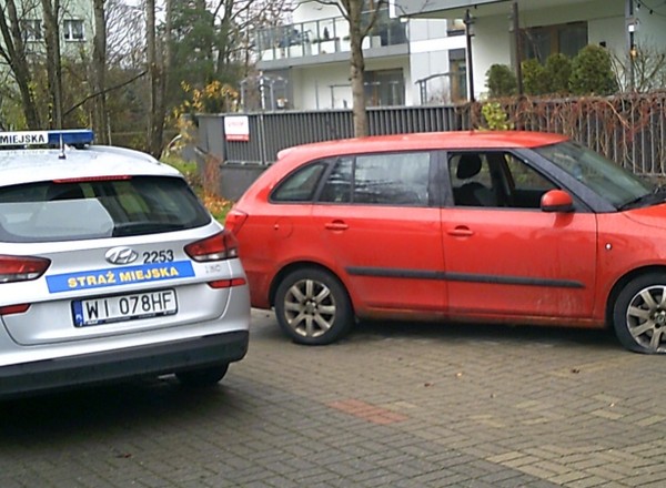 Podejrzany samochód stał na warszawskim Ursynowie. W stacyjce był kluczyk