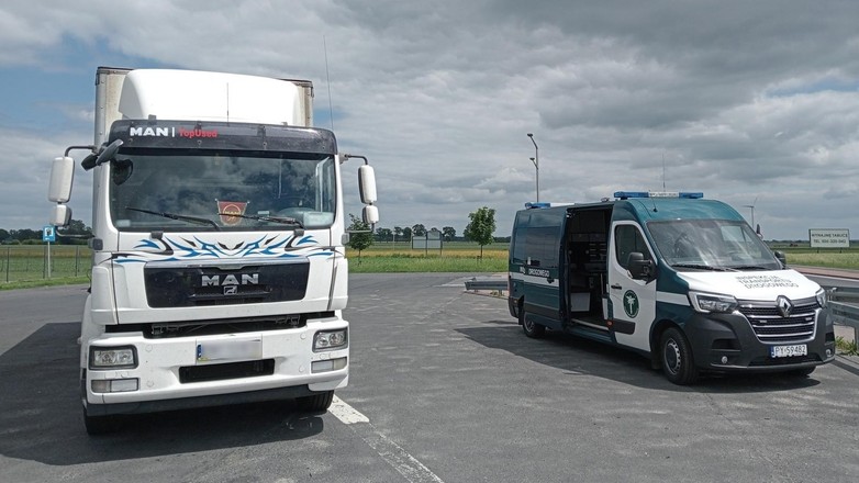 Kierowca tej ciężarówki jechał bez licencji, dodatkowo przekroczył czas pracy