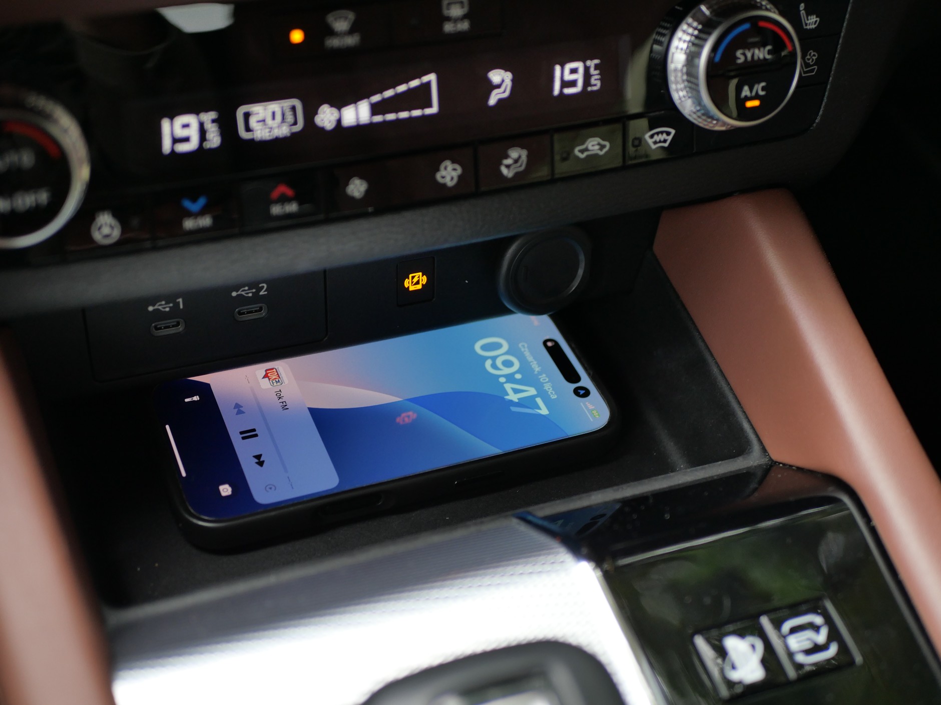 Ładowarka indukcyjna w samochodzie