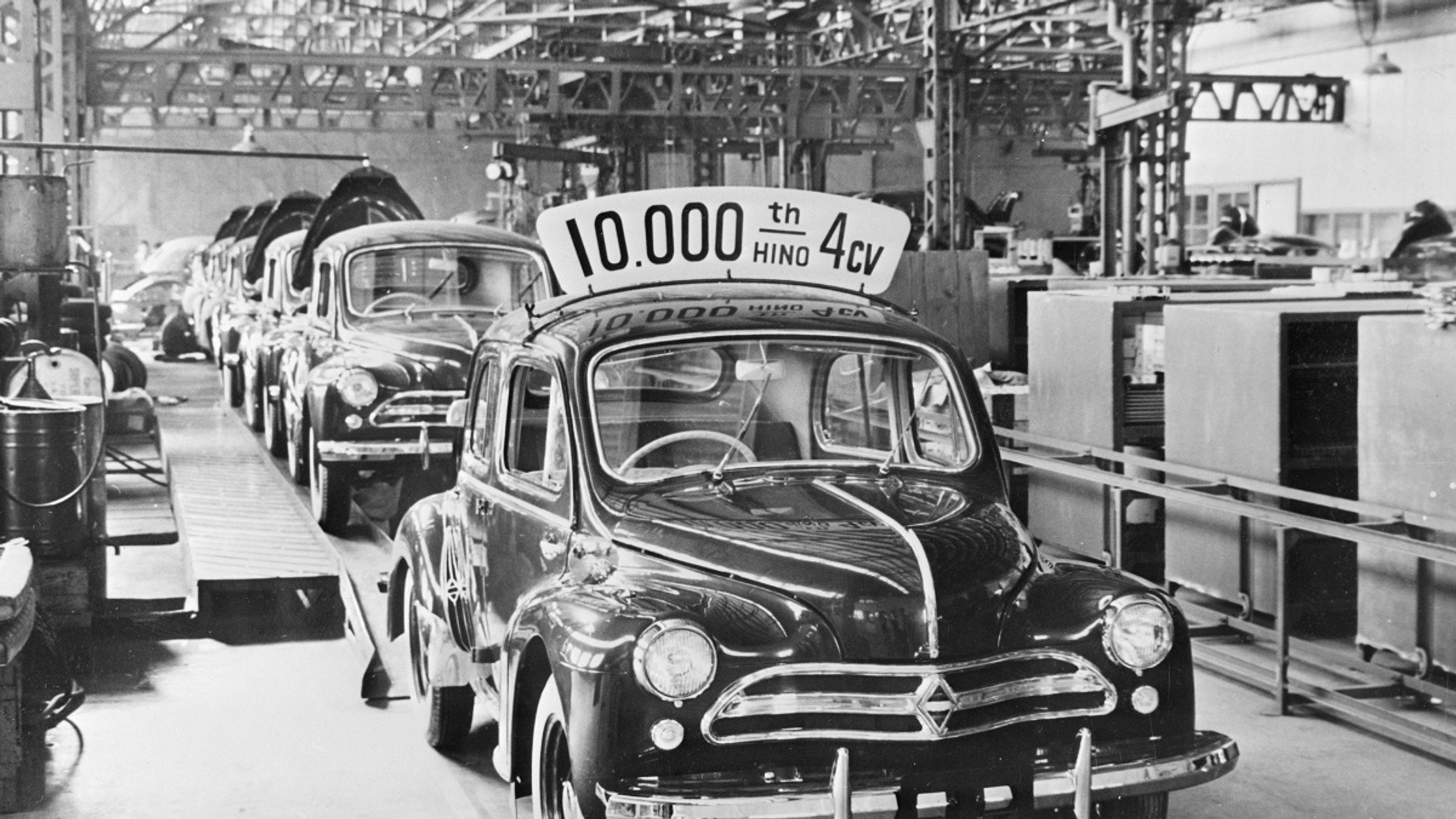 Linia montażowa samochodów Hino, wg wzoru licencyjnego modelu Renault 4CV.