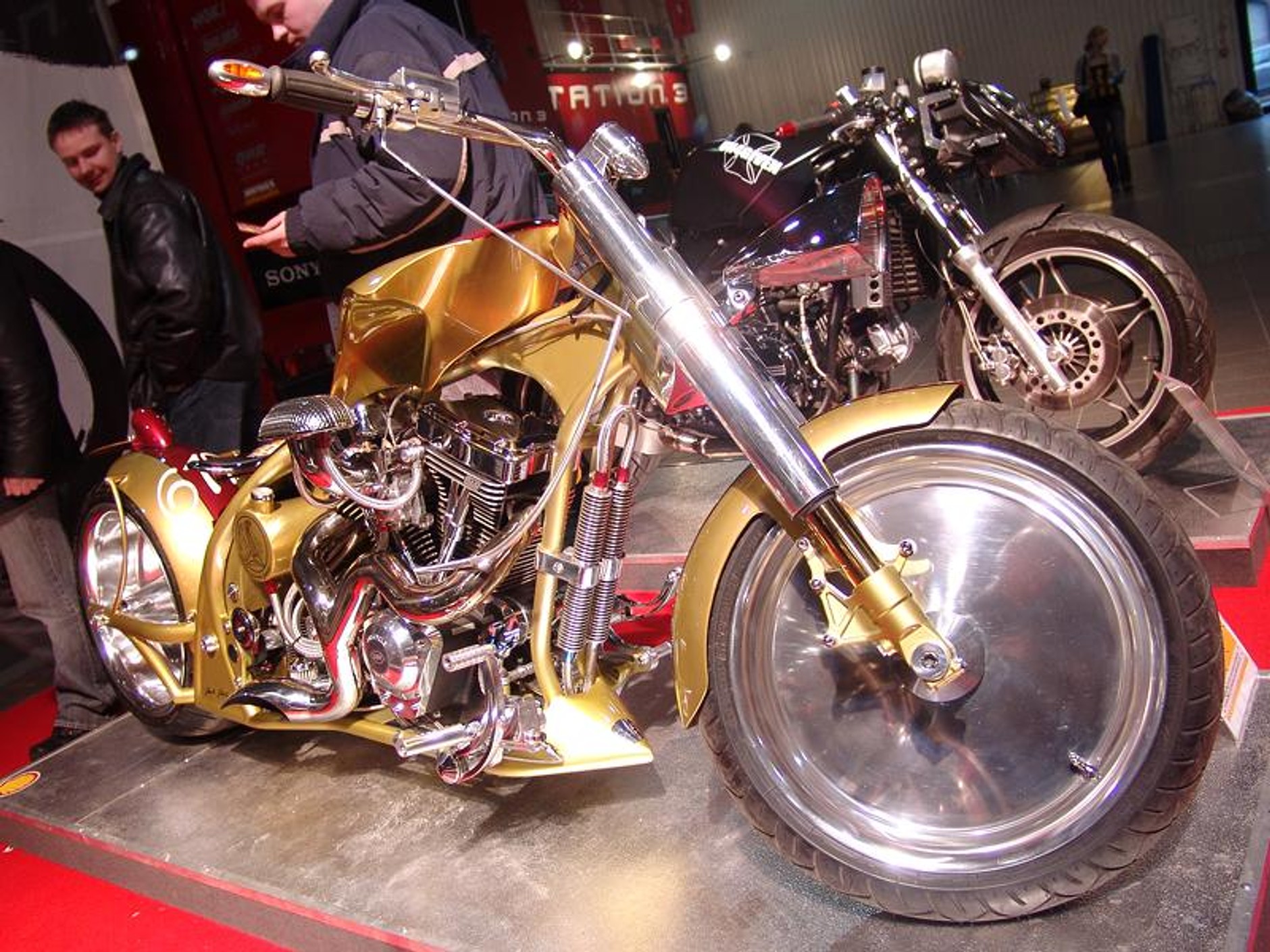 MOTOCYKL-EXPO 2007: cudowne maszyny i piękne dziewczyny (fotogaleria)