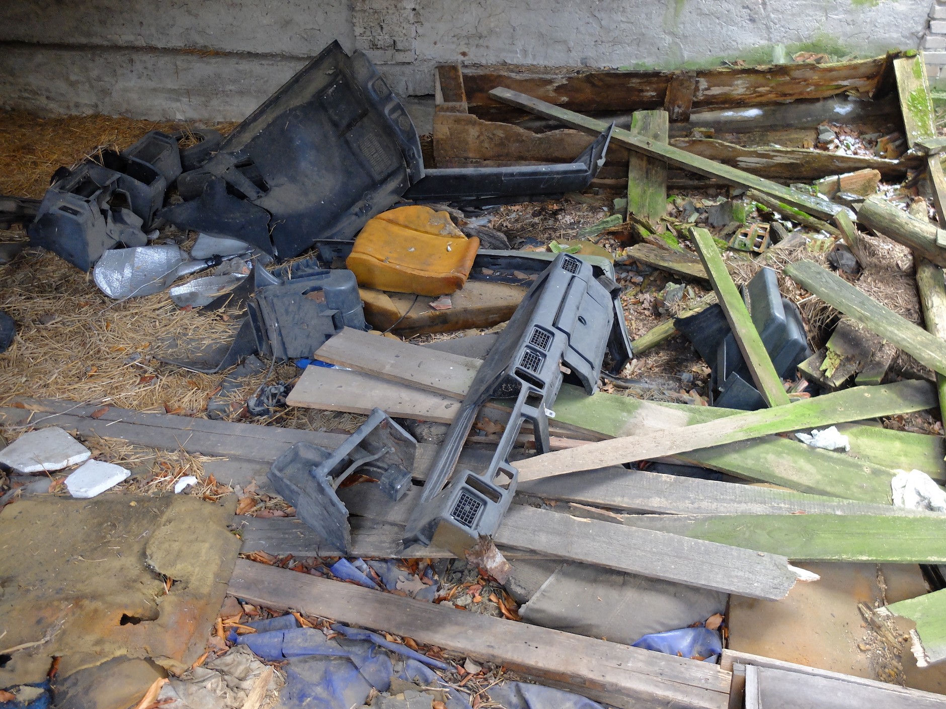 Zobacz, co zostaje z samochodów, które wpadły w ręce przestępców. Szokujące zdjęcia z lasów powiatu wołomińskiego!