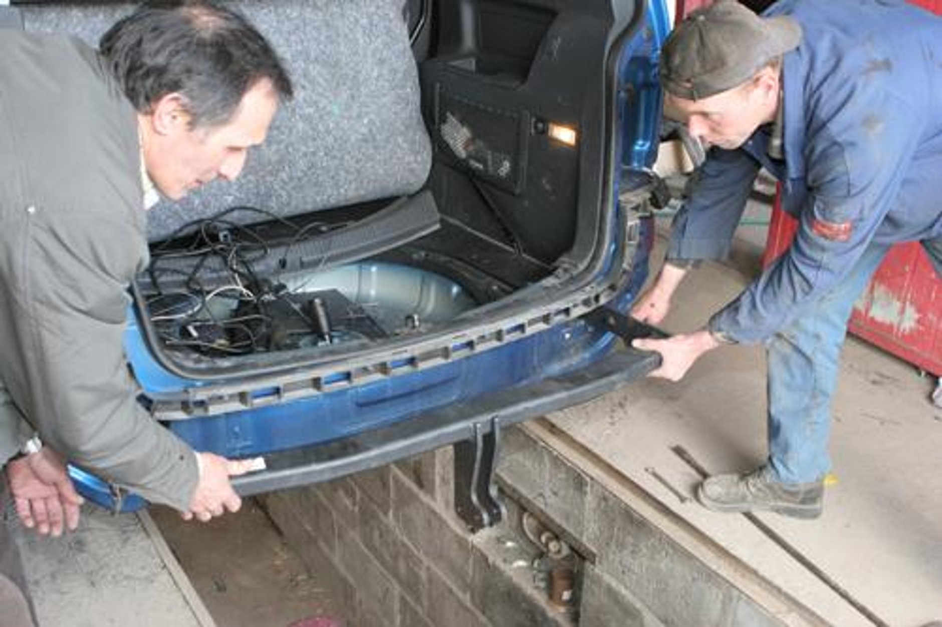 Jak w aucie zamontować hak?