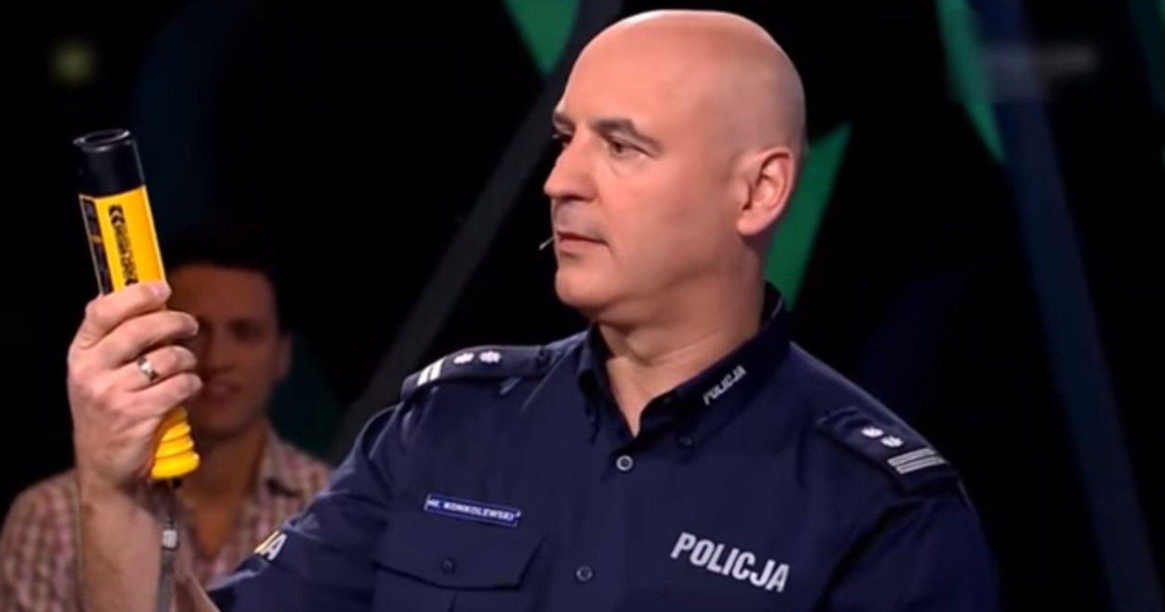 Policjant dmucha w alkomat na antenie – co wykazał?