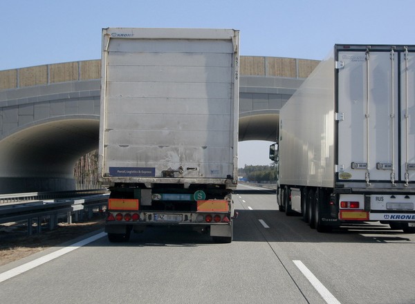 Wyprzedzanie ciężarówek stało się bardzo niebezpieczne dla kieszeni. Mandaty są drakońskie