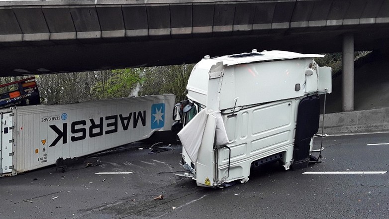 Wypadek ciężarówki na brytyjskiej autostradzie M6