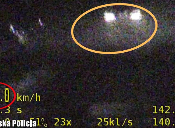 Pędził przez wieś jak rakieta. Nie zwrócił uwagi na auto za nim. Słono za to zapłacił [WIDEO]