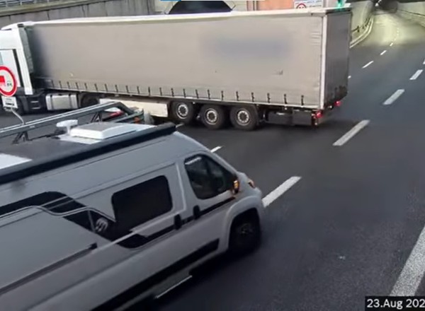 Zawracał TIR-em w miejscu najgorszym z możliwych. Kara nie mogła być surowsza [WIDEO]