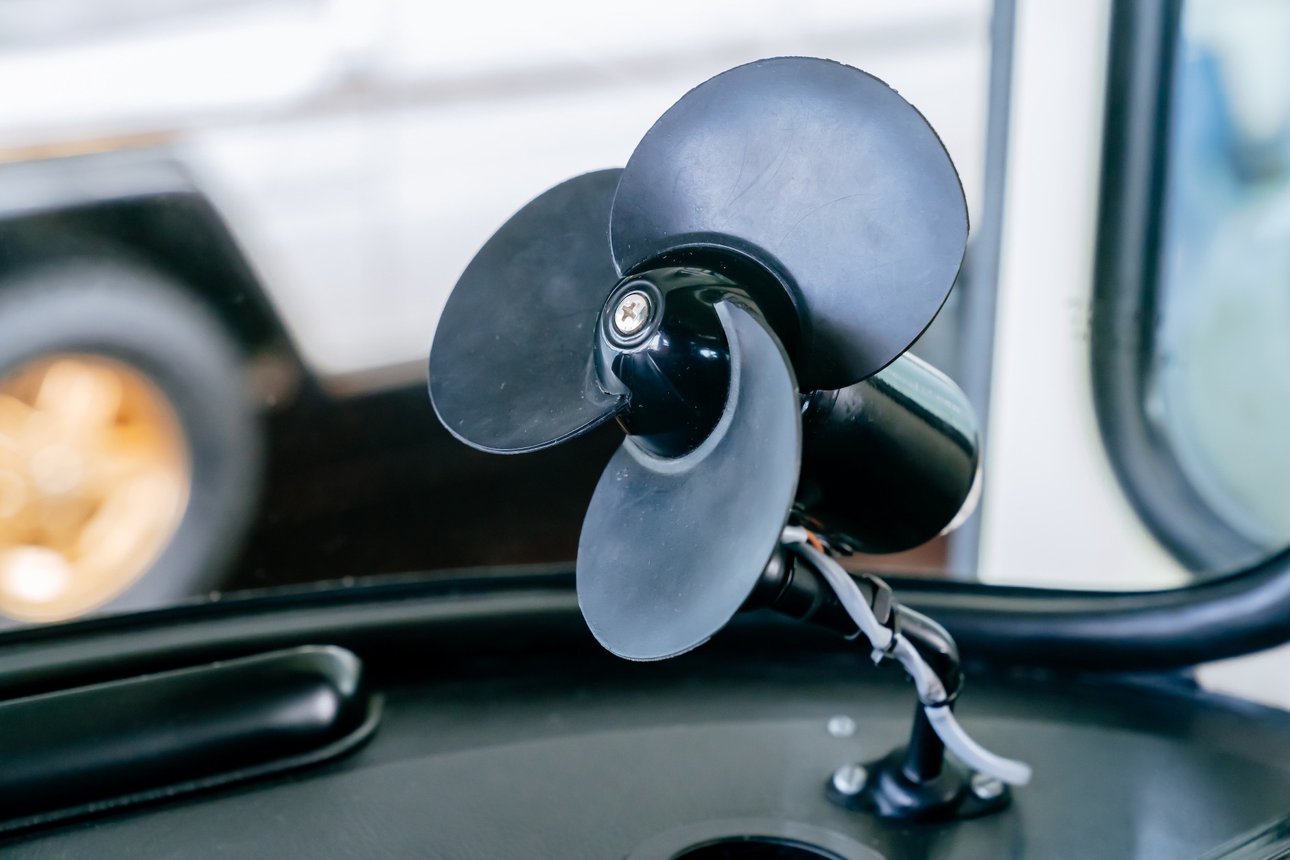 Mercedes O 302 – mundialowy model autokaru w RFN, 1974. Wiatraczek, którym mógł schłodzić się kierowca. Egzemplarze mundialowe były jednak wyposażone także w klimatyzację