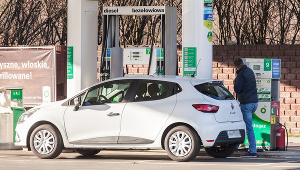 Mieszkańcy Warszawy i Krakowa chcą zakazu sprzedaży nowych samochodów spalinowych