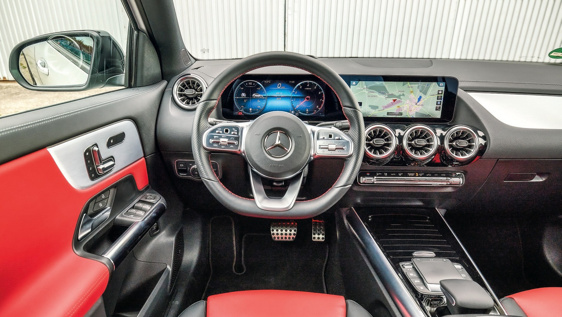 Mercedes GLA (II, 2022) - ozdobny kokpit o fantastycznej jakości. Ergonomia lepsza niż u rywala.