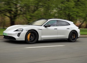Jak jeździ elektryczne Porsche, które wygrała Iga Świątek?