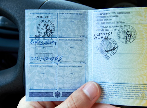 W maju pojawią się nowe dowody rejestracyjne. Co ze starymi dokumentami? Kogo czeka wymiana?