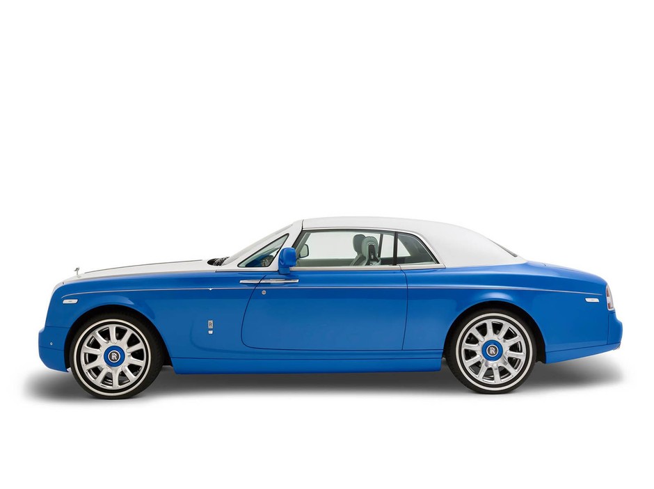 Jasno-niebieski Phantom Coupe inspirowany fortecą Qasr Al-Hosn