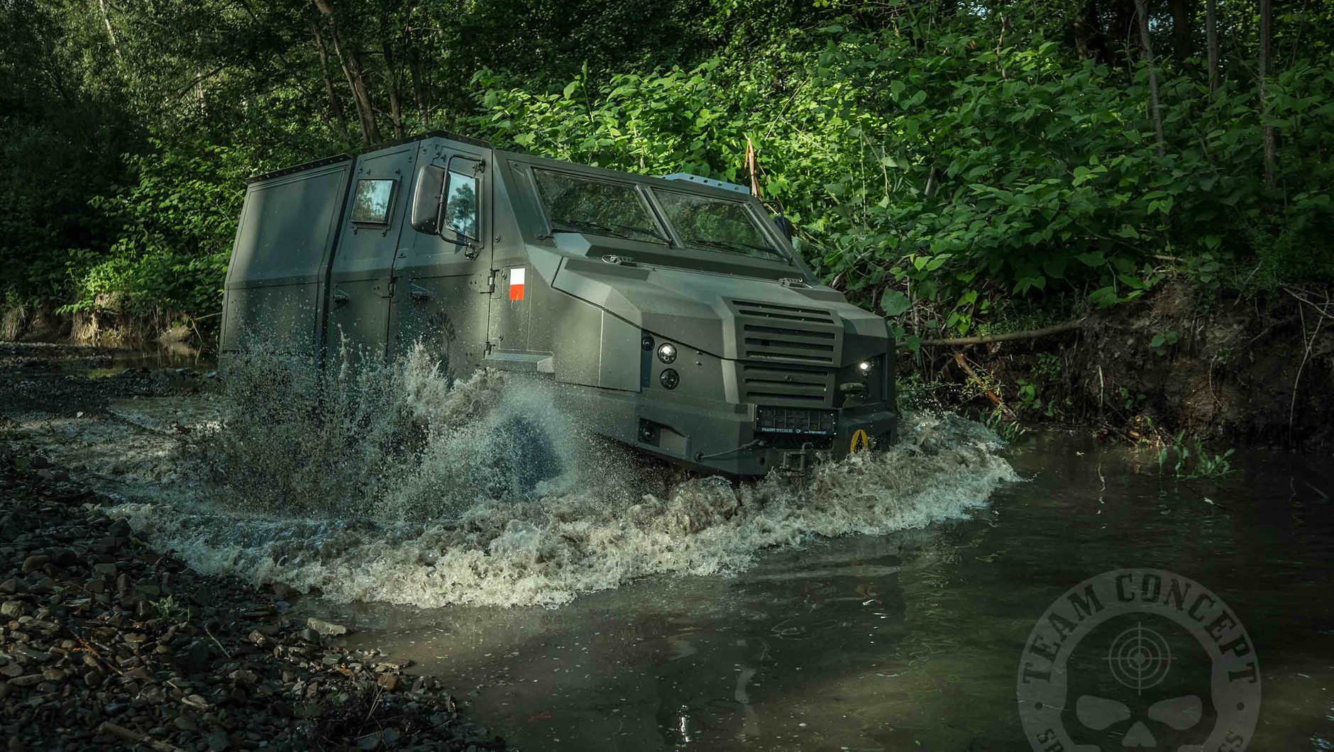 Dino - samochód wyposażono w napęd 4x4 stosowany w zmodyfikowanych Sprinterach przez firmę współpracującą z Mercedesem