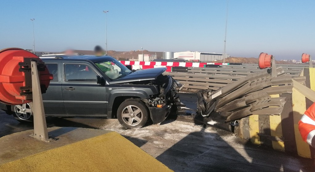 Kobieta wjechała w barierę na A4 na oczach funkcjonariuszy ITD