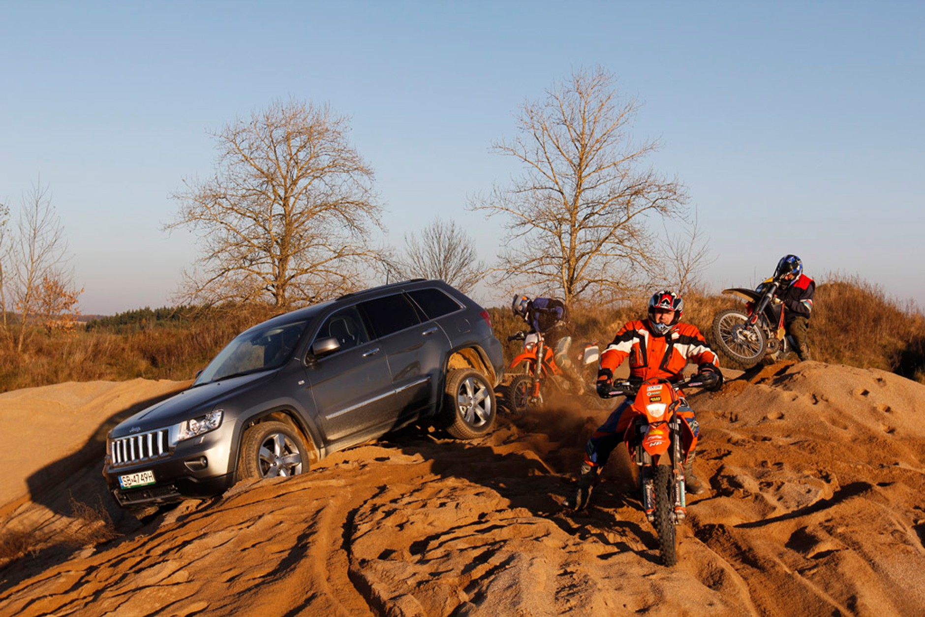 Jak seryjną terenówką szybko jechać w terenie?