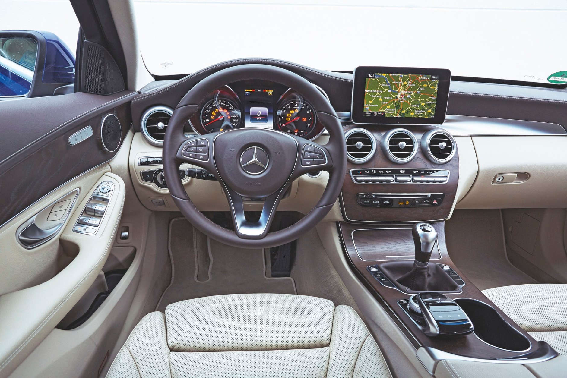 Benzynowe kombi z klasą - Audi A4 Avant 2.0 TFSI i Mercedes C 200 T