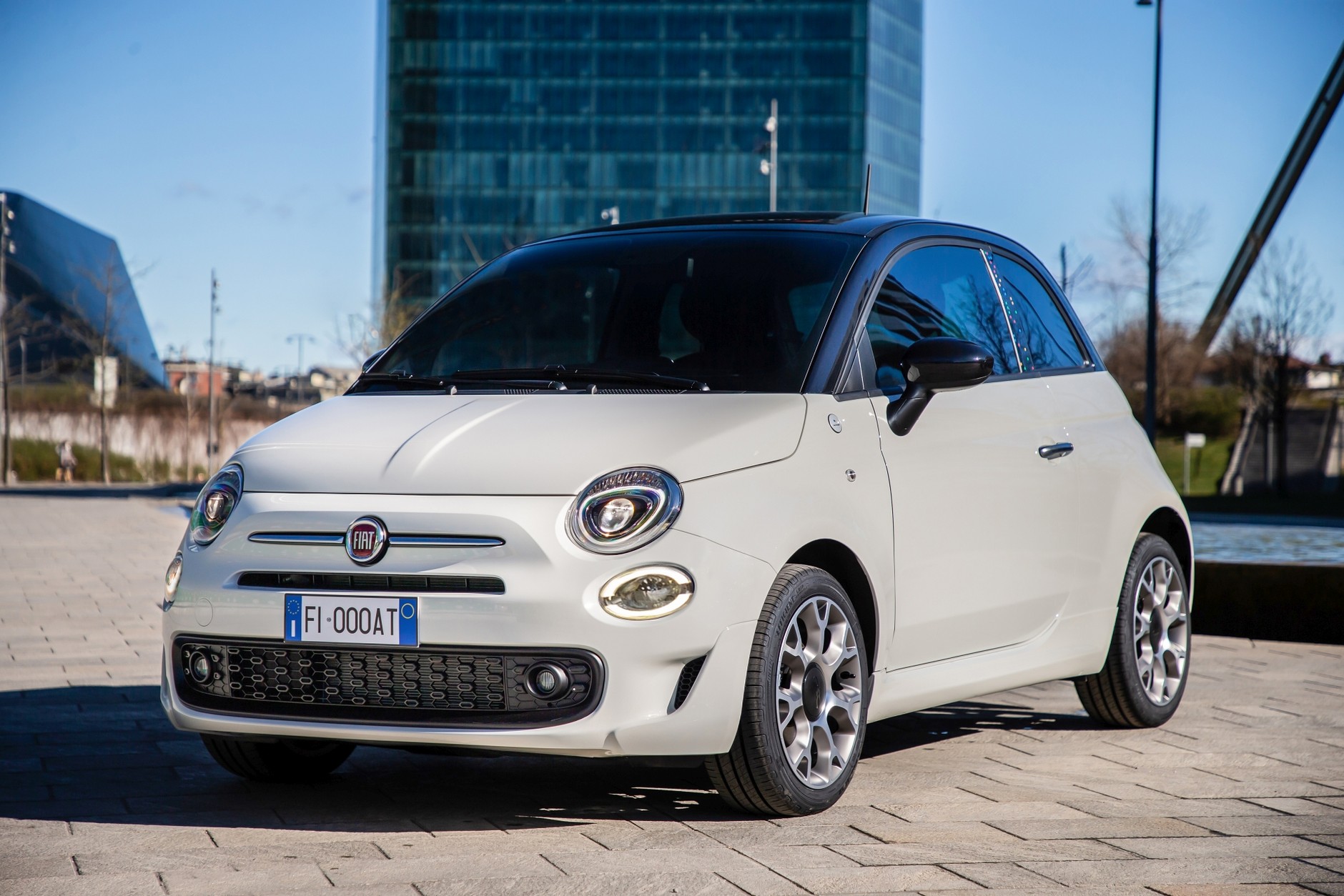 Fiat 500 z serii Hey Google