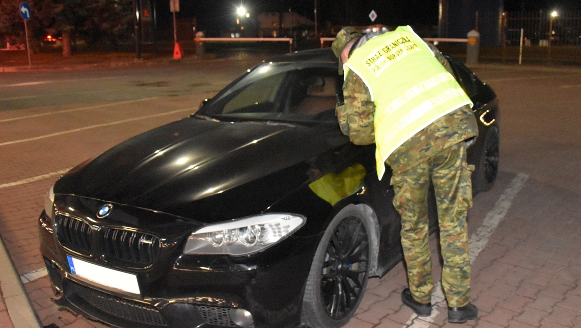 BMW na parkingu przy polsko-białoruskim przejściu granicznym