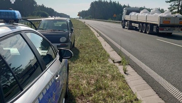 Senior siał postrach Matizem na trasie S3. Jadąc pod prąd, spowodował kolizję