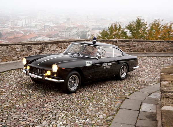 Policyjne Ferrari 250 GTE 2+2 ma niezwykłą historię i jest na sprzedaż
