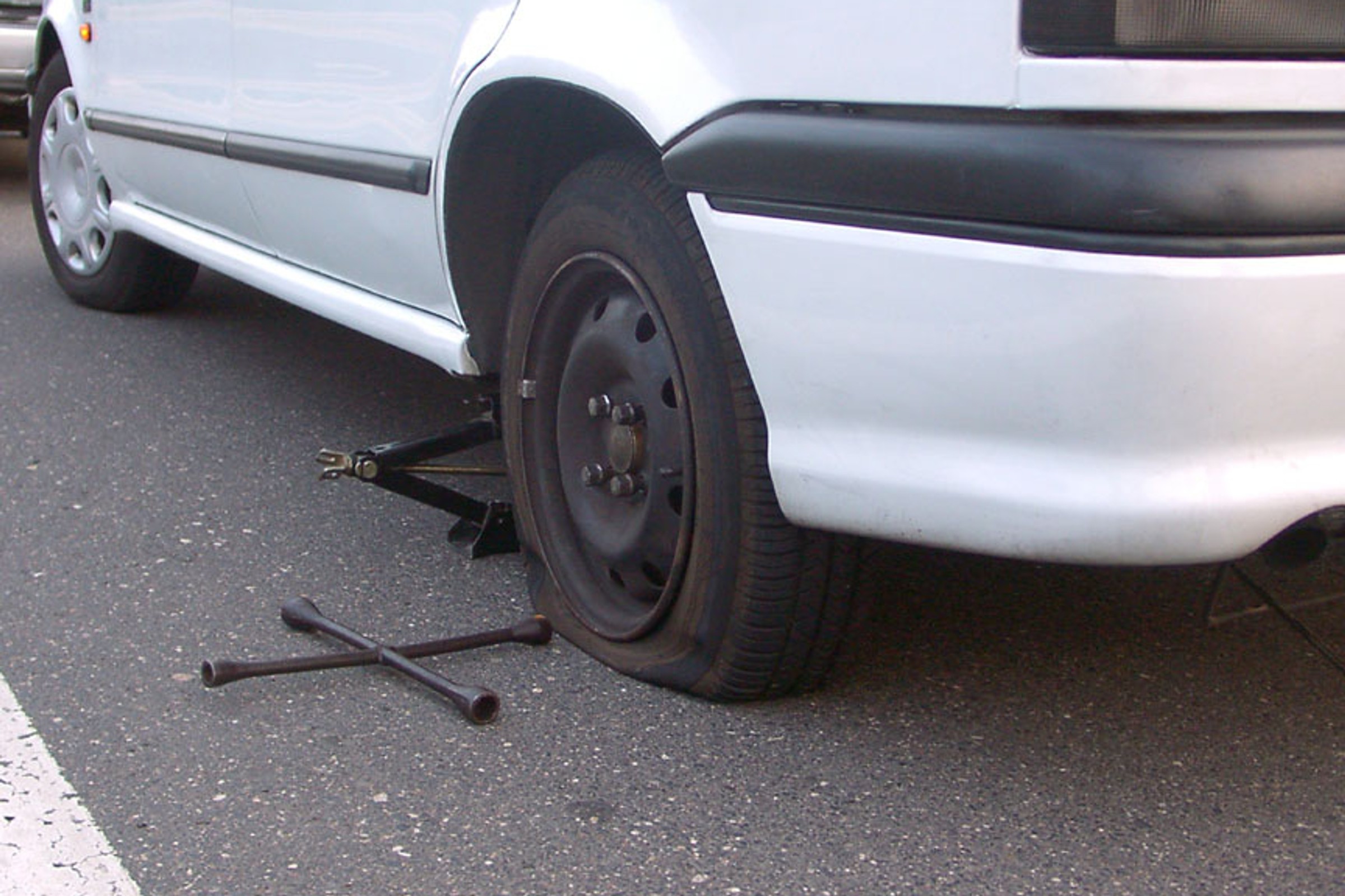 W Niemczech urzędnicy grożą spuszczeniem powietrza z opon dłużników. ADAC alarmuje