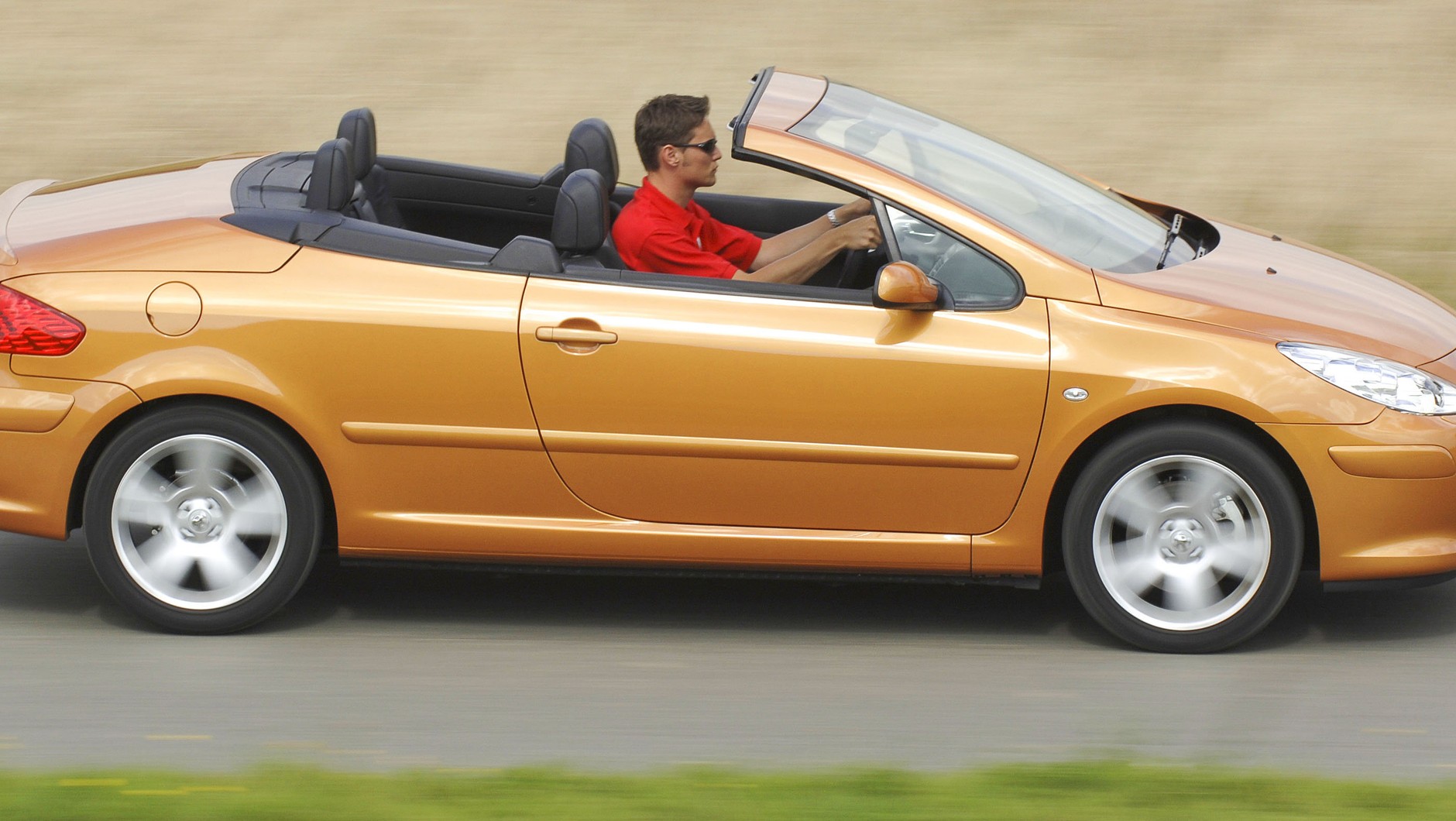 Peugeot 307 CC w 2005 r. przeszedł modyfikacje – na fot. nowsze auto.