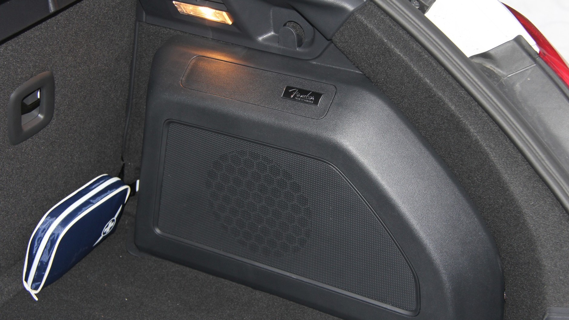VW_Beetle_Fender_20 cm subwoofer w bagażniku