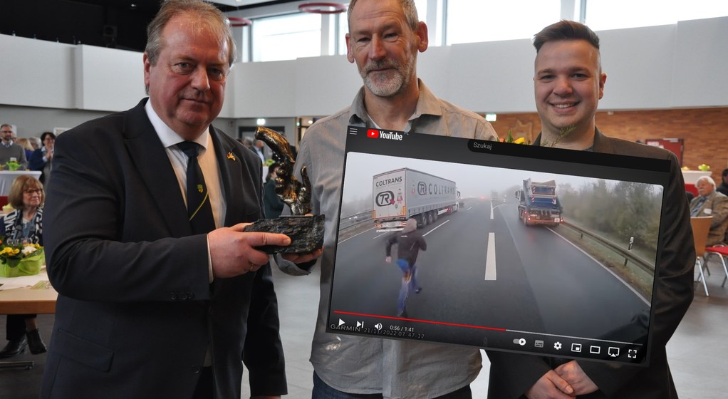 Stefan Erdmann (pośrodku) został nagrodzony za swój odważny czyn