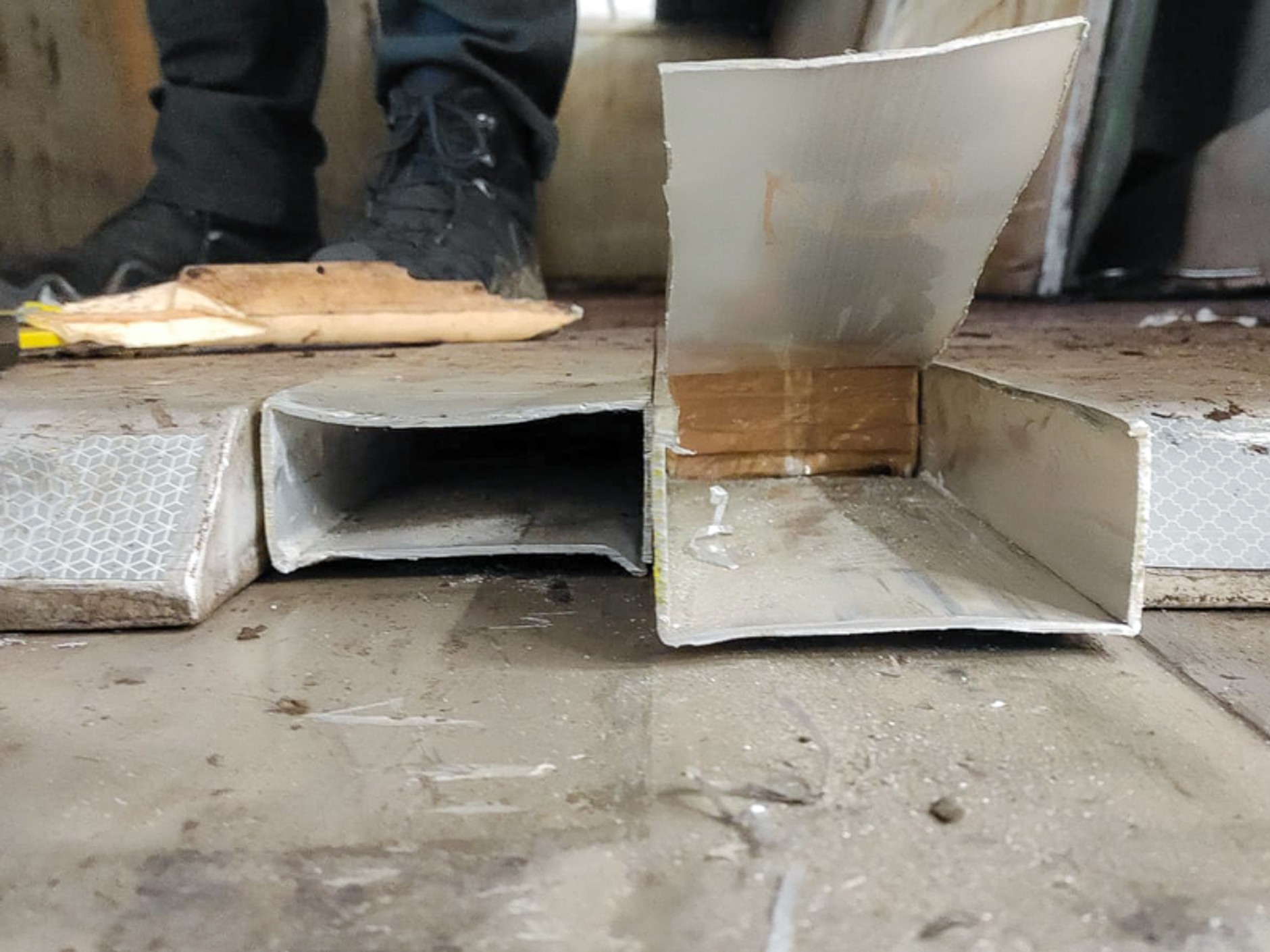 Nielegalne papierosy pod torfem