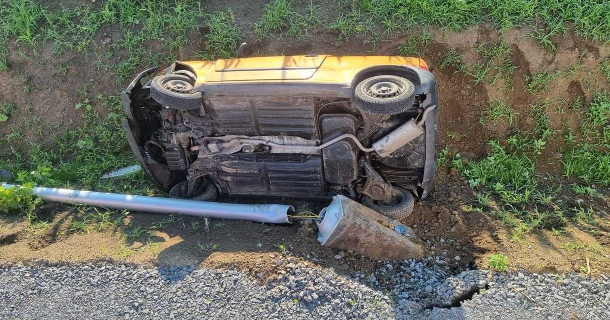 Seicento "wylądowało" w rowie. Za kierownicą "siedział" kot