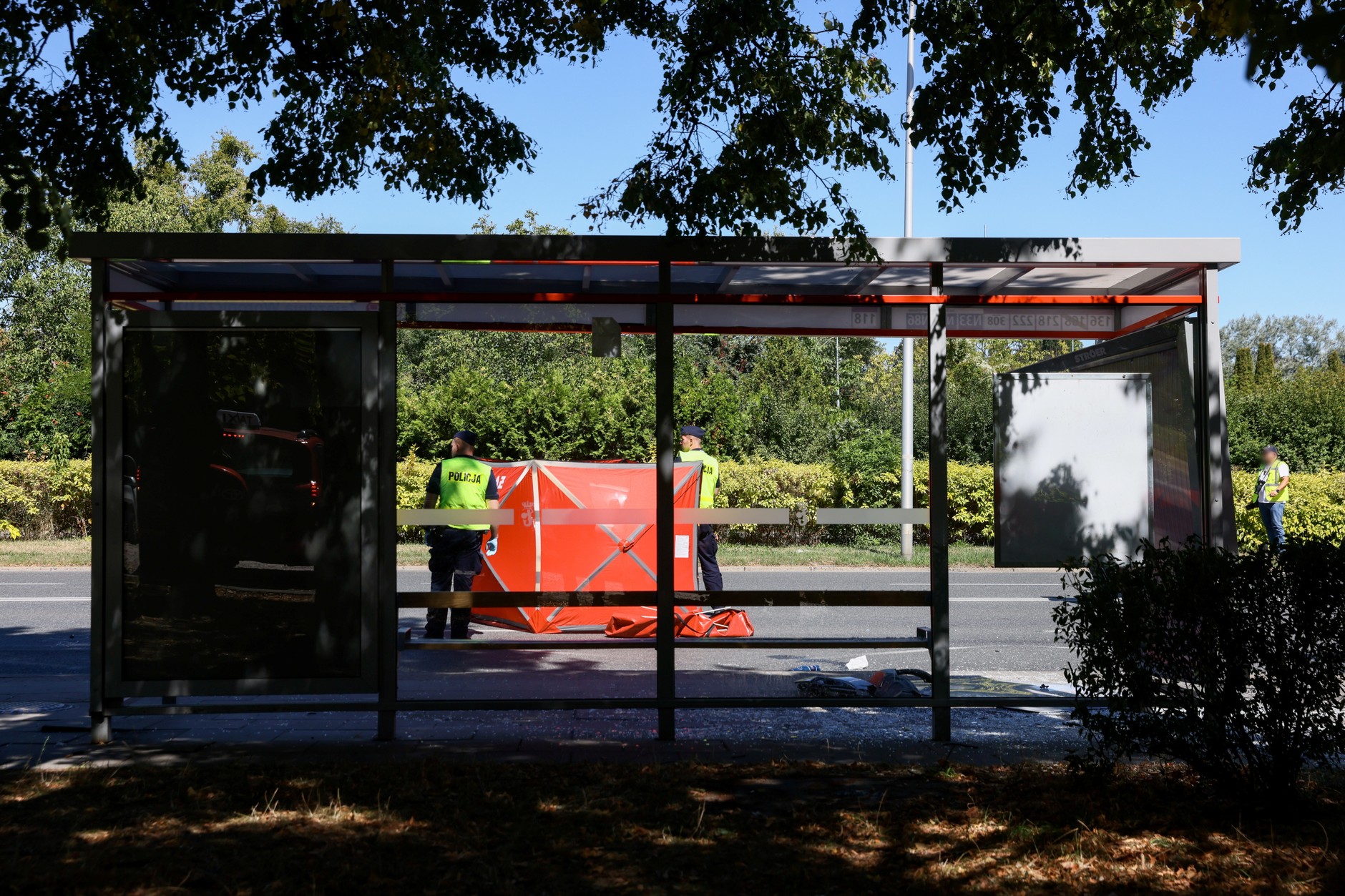 Samochód wjechał w przystanek na warszawskim Mokotowie. Dwie osoby nie żyją