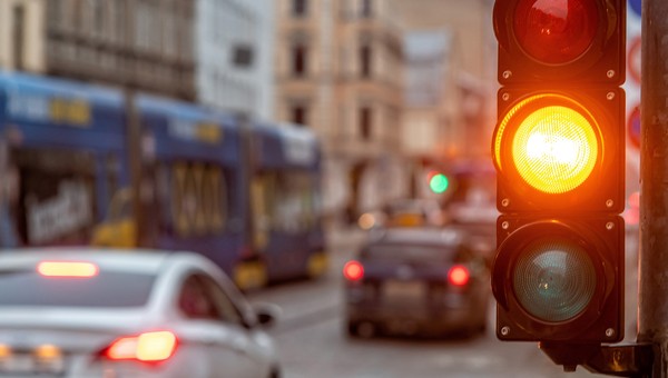Wielu kierowców popełnia błąd, gdy widzi żółte światło. Grożą za to surowe kary