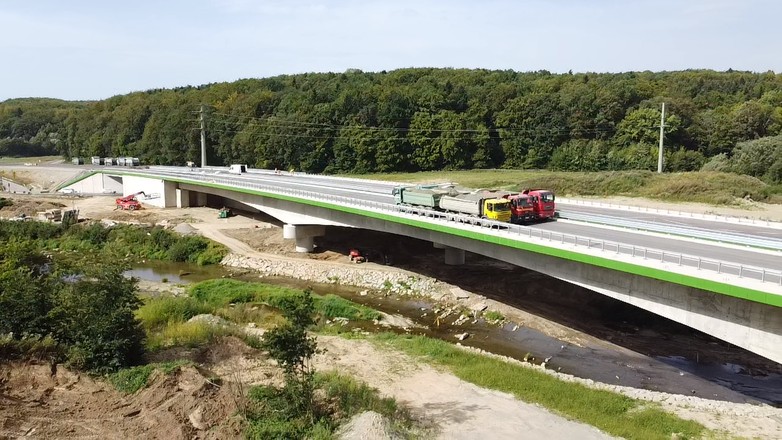 Budowa S19 Miejsce Piastowe – Dukla - próbne obciążenia na estakadzie ES-2/3