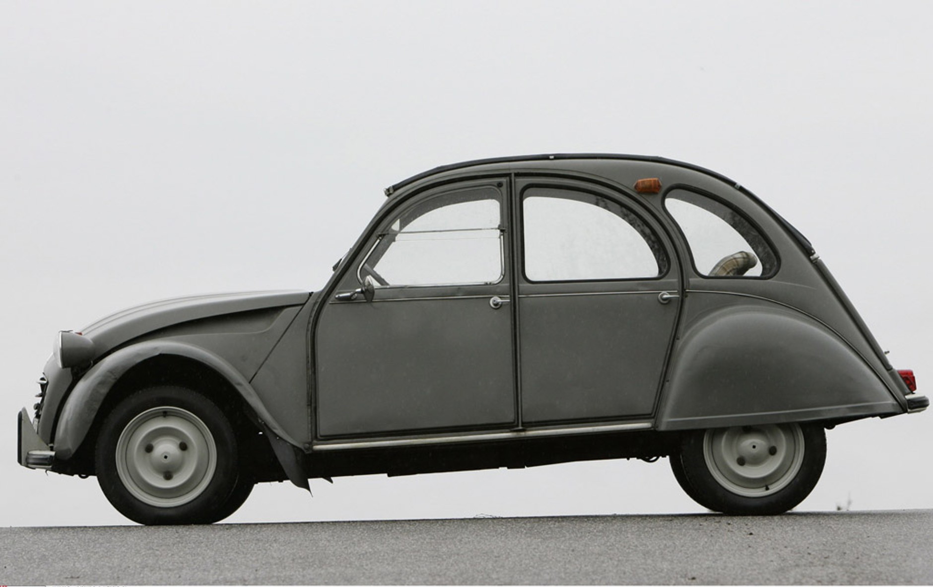 Citroen 2CV: cztery koła pod parasolką