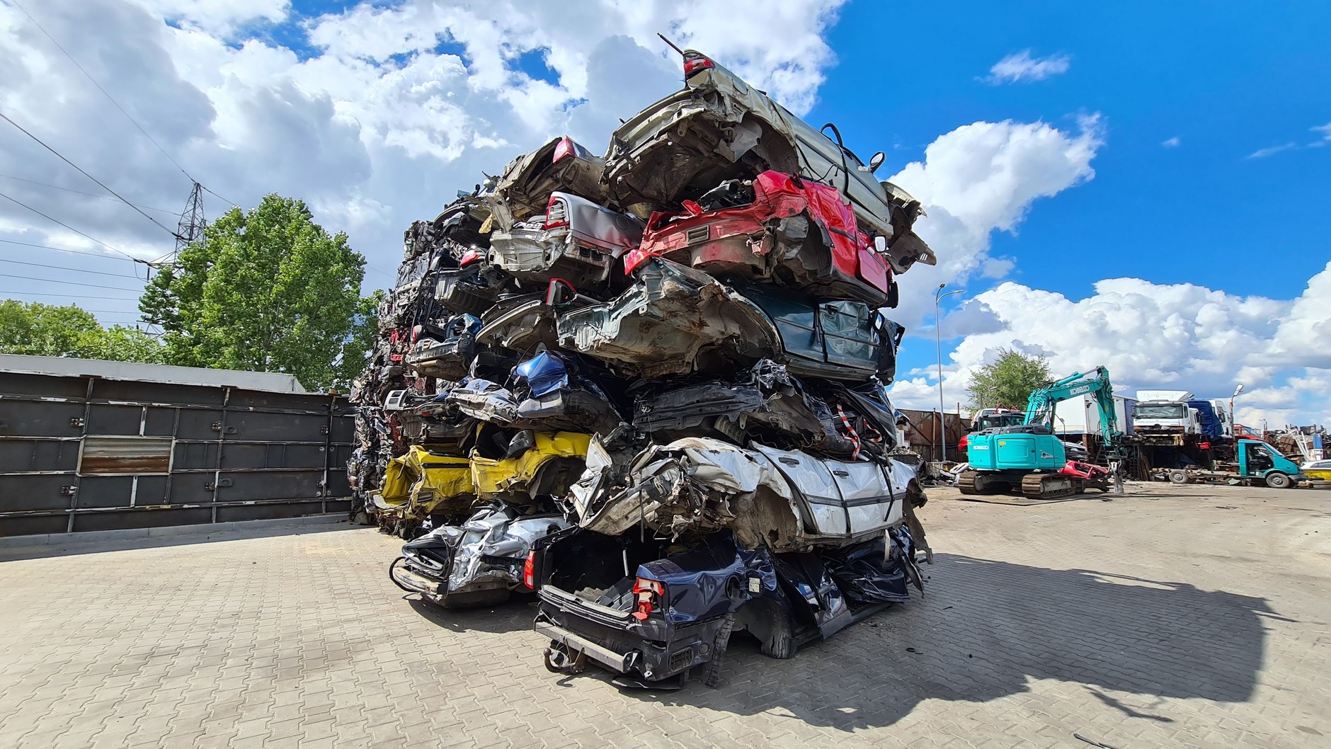 Auto złom w Siedlcach. Sprawdzamy jak samochody kończą swój motoryzacyjny żywot