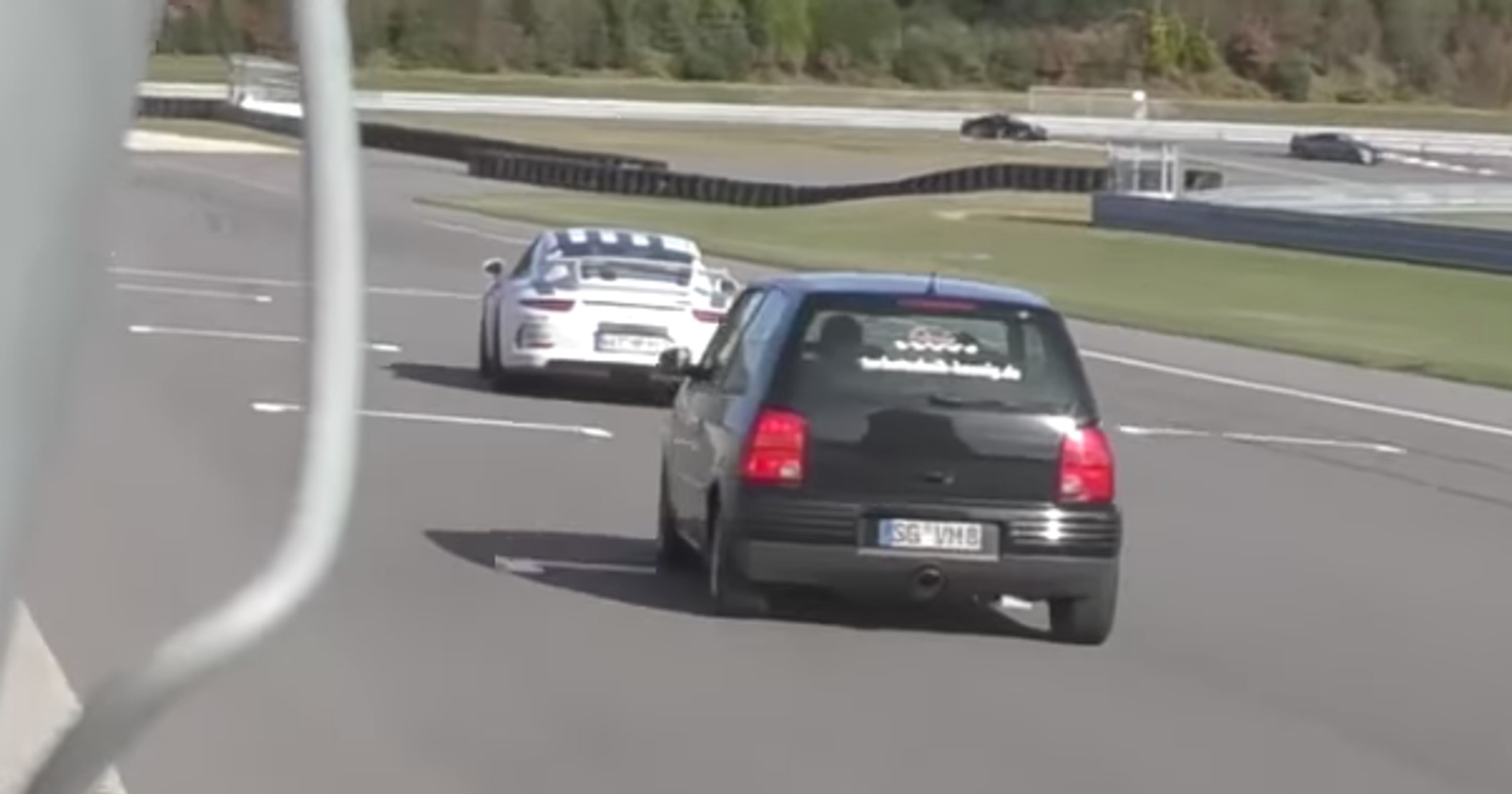 350-konny Seat Arosa walczy z superautami