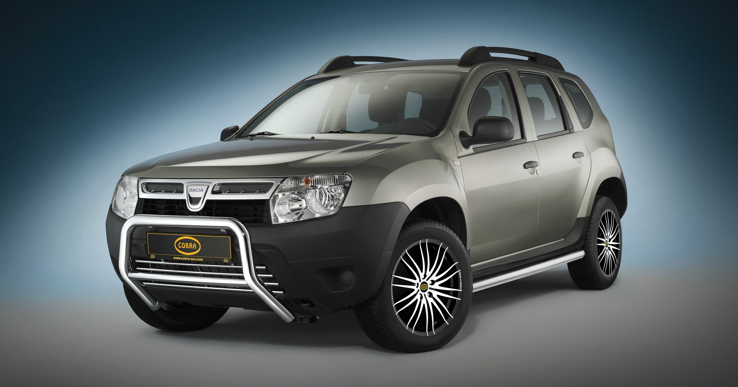 Bojowa Dacia Duster w stylu cobry