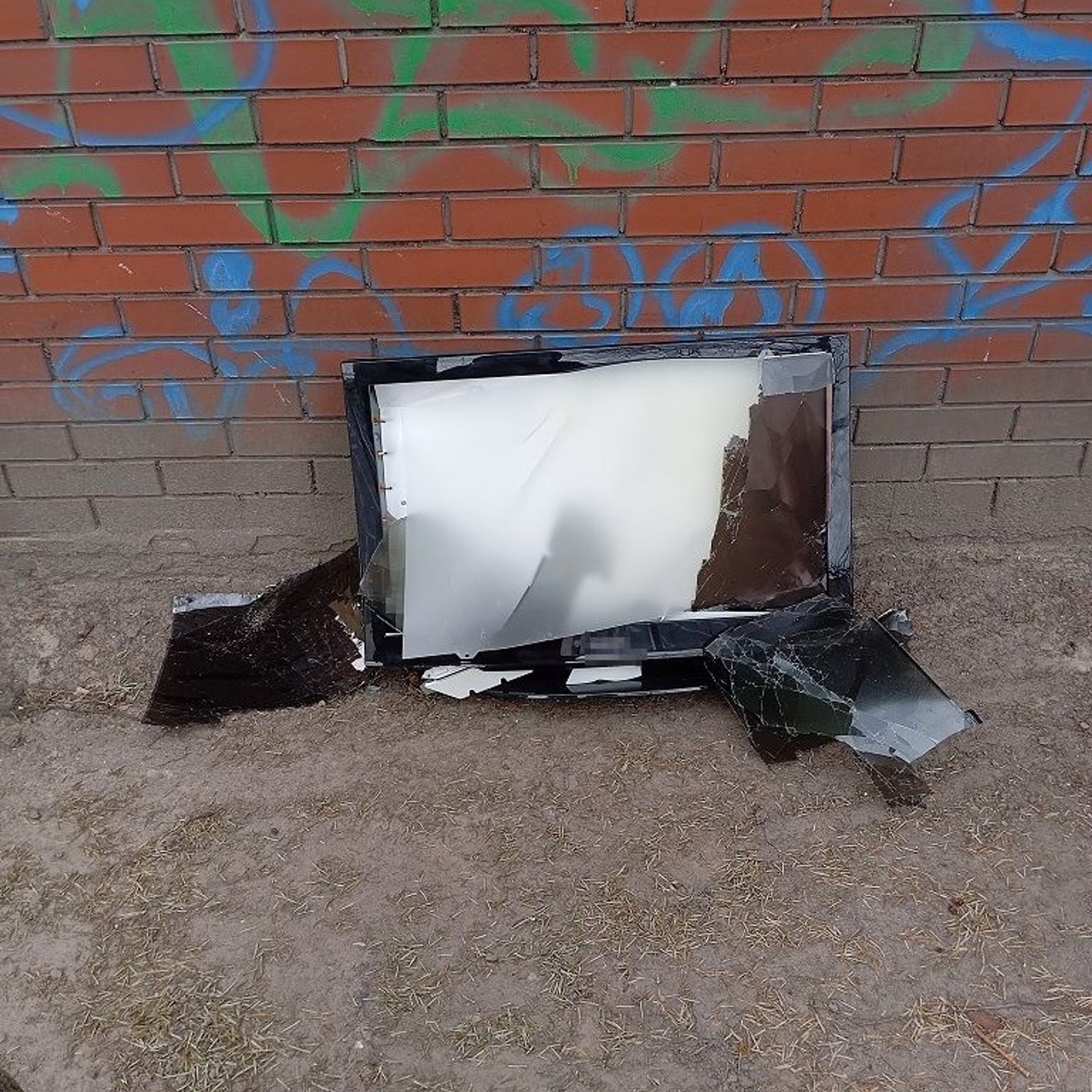 Wyrzucił telewizor na zaparkowany samochód