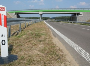 Do czego naprawdę służą słupki przy drogach?