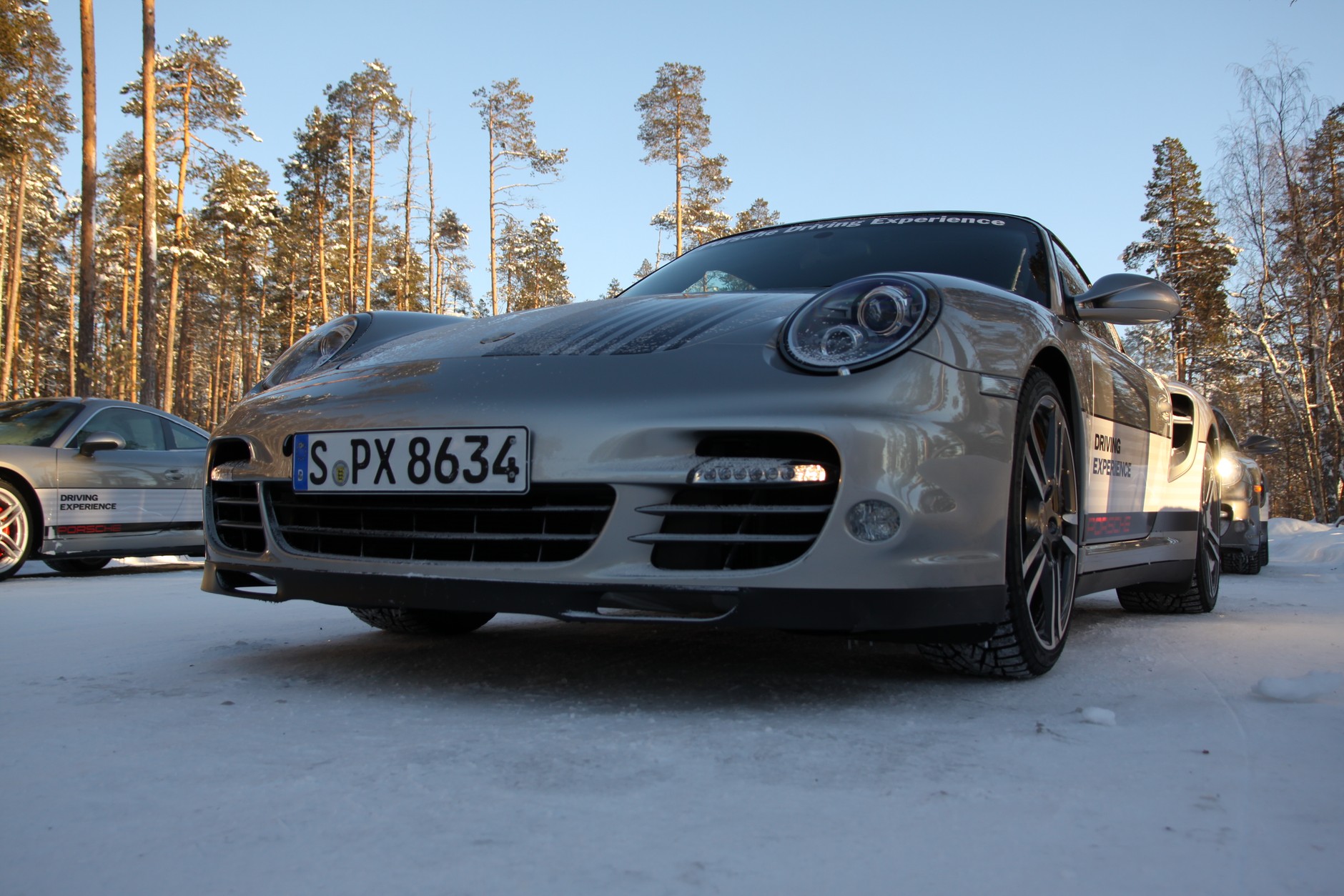 Porsche na zamarzniętym jeziorze