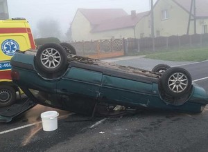 Kierowca audi uderzył w latarnię. Skończyło się na dachowaniu