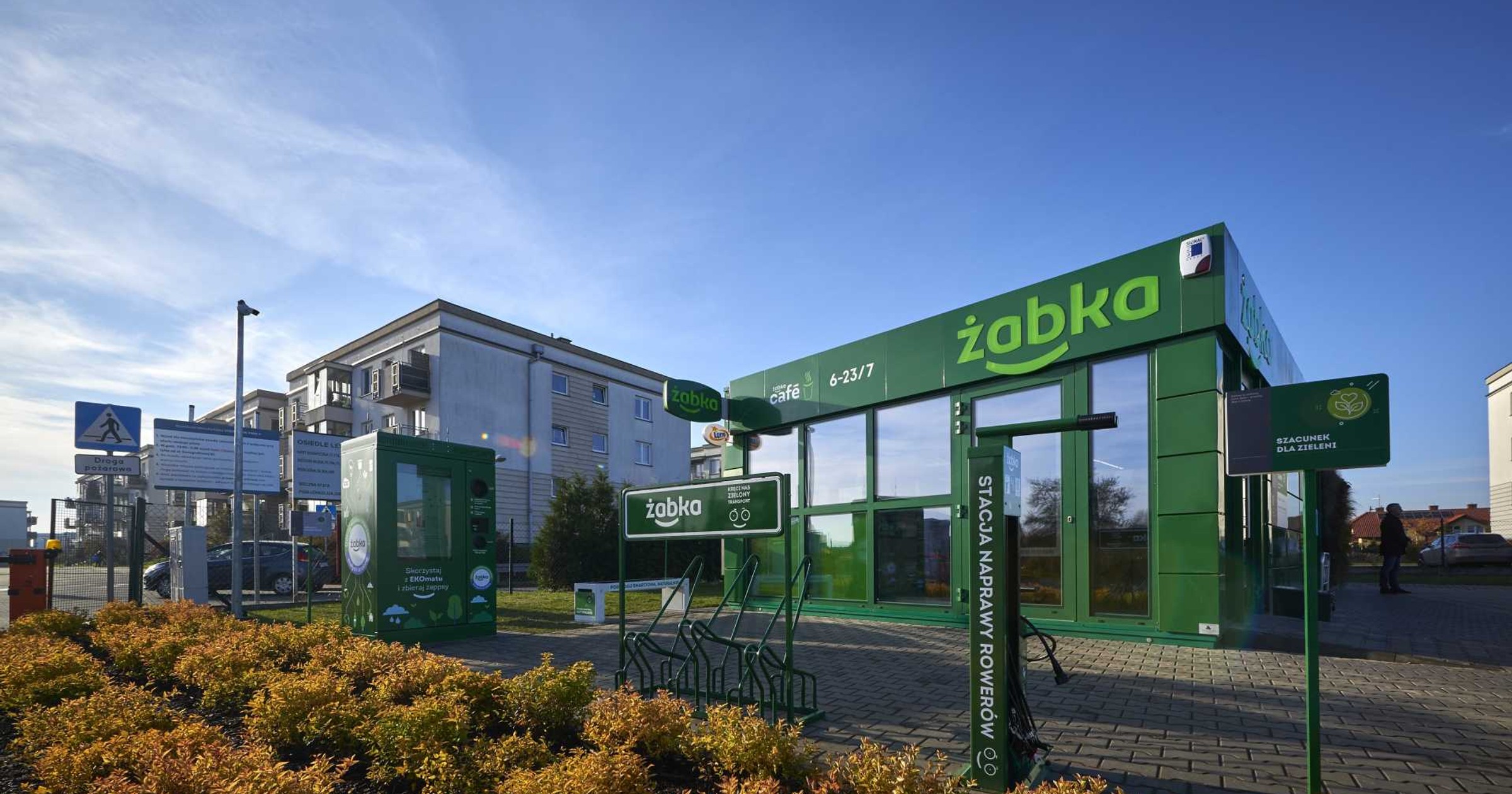 Ekologiczny sklep Żabka z ładowarką dla aut elektrycznych