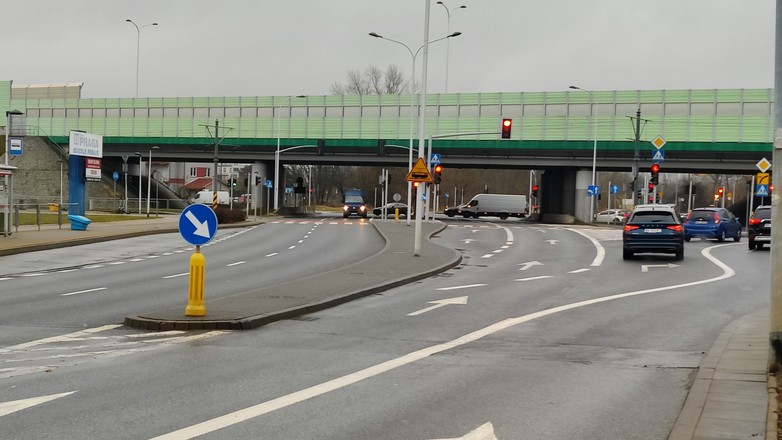 Specyficzne oznakowanie poziome na skrzyżowaniu w Warszawie